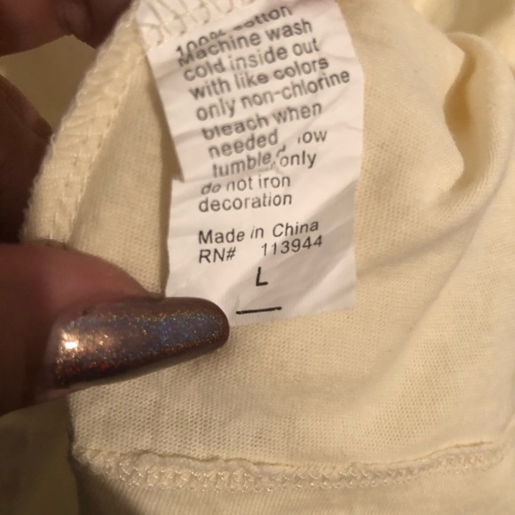 Cream colored t-shirt with skull with wings sz L - Picture 4 of 4